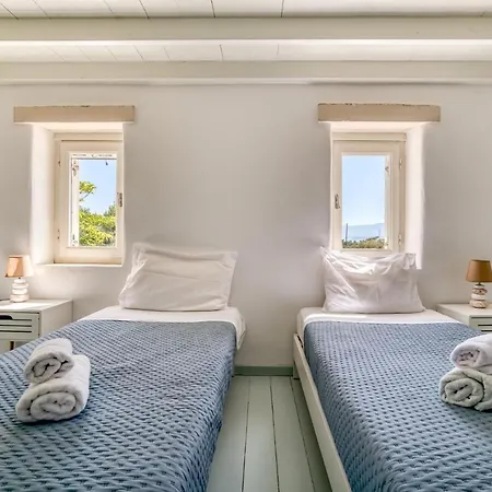White House With Bbq In Paros Apartman