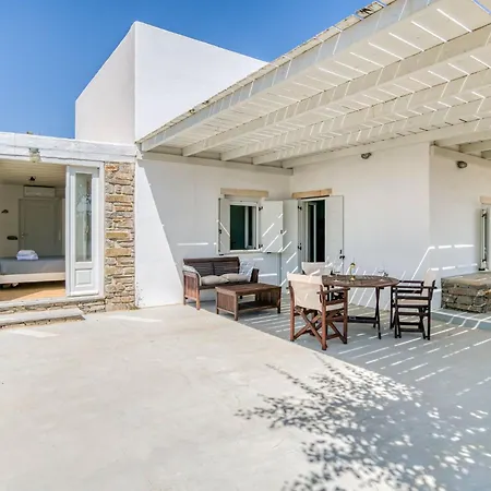 White House With Bbq In Paros Apartman *